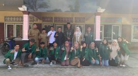 Para mahasiswa Universitas Nahdlatul Wathan (UNW) Mataram berfoto bersama usai acara pelepasan KKN di Aula Kantor Desa Lando, Terara, Lombok Timur, Senin (5/8/2025). (Foto: Istimewa)