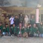 Para mahasiswa Universitas Nahdlatul Wathan (UNW) Mataram berfoto bersama usai acara pelepasan KKN di Aula Kantor Desa Lando, Terara, Lombok Timur, Senin (5/8/2025). (Foto: Istimewa)