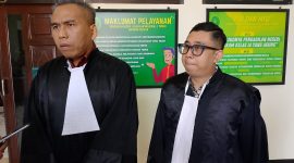 Dua kuasa hukum Rosiady Sayuti, Rofiq Ashari (kiri) bersama rekannya, memberikan pernyataan di Pengadilan Tipikor Mataram. (Foto: Istimewa)