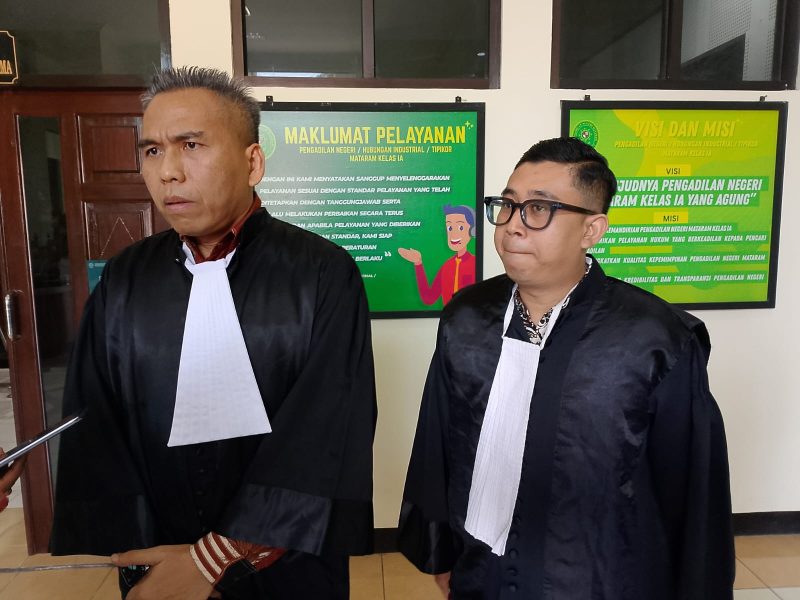 Dua kuasa hukum Rosiady Sayuti, Rofiq Ashari (kiri) bersama rekannya, memberikan pernyataan di Pengadilan Tipikor Mataram. (Foto: Istimewa)