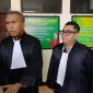 Dua kuasa hukum Rosiady Sayuti, Rofiq Ashari (kiri) bersama rekannya, memberikan pernyataan di Pengadilan Tipikor Mataram. (Foto: Istimewa)