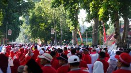 Ribuan ASN dan masyarakat NTB berpakaian merah-putih memadati Jalan Udayana, Mataram, saat kegiatan “Jalan Kerukunan” dalam rangka memperingati HUT ke-80 Republik Indonesia, Sabtu (16/8/2025). Acara ini menjadi simbol persatuan dan harmoni kebangsaan. ( Foto : istimewa )