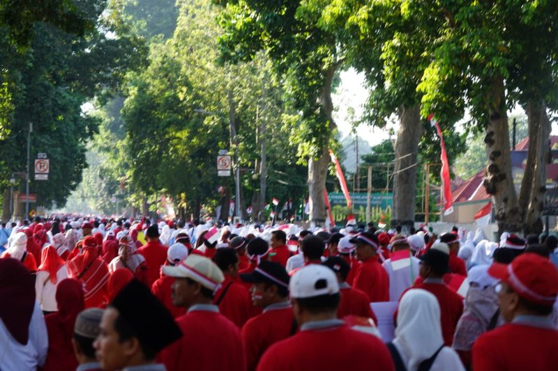 Ribuan ASN dan masyarakat NTB berpakaian merah-putih memadati Jalan Udayana, Mataram, saat kegiatan “Jalan Kerukunan” dalam rangka memperingati HUT ke-80 Republik Indonesia, Sabtu (16/8/2025). Acara ini menjadi simbol persatuan dan harmoni kebangsaan. ( Foto : istimewa )