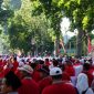 Ribuan ASN dan masyarakat NTB berpakaian merah-putih memadati Jalan Udayana, Mataram, saat kegiatan “Jalan Kerukunan” dalam rangka memperingati HUT ke-80 Republik Indonesia, Sabtu (16/8/2025). Acara ini menjadi simbol persatuan dan harmoni kebangsaan. ( Foto : istimewa )