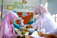 Suasana Posyandu Terpadu di Eco School Lentera Intergeneration, yang menggabungkan layanan kesehatan, edukasi, dan interaksi sosial lintas usia. (Foto: Dok. PLN)