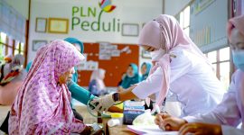 Suasana Posyandu Terpadu di Eco School Lentera Intergeneration, yang menggabungkan layanan kesehatan, edukasi, dan interaksi sosial lintas usia. (Foto: Dok. PLN)