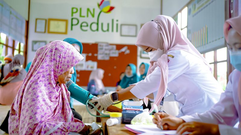 Suasana Posyandu Terpadu di Eco School Lentera Intergeneration, yang menggabungkan layanan kesehatan, edukasi, dan interaksi sosial lintas usia. (Foto: Dok. PLN)