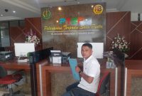 Seorang pelapor dari Forum Rakyat NTB menyerahkan dokumen resmi ke Pelayanan Terpadu Satu Pintu (PTSP) Kejati NTB terkait dugaan pemotongan bansos oleh oknum anggota DPRD. (Foto: Istimewa)