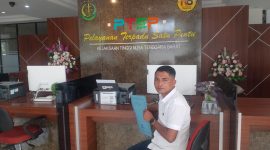 Seorang pelapor dari Forum Rakyat NTB menyerahkan dokumen resmi ke Pelayanan Terpadu Satu Pintu (PTSP) Kejati NTB terkait dugaan pemotongan bansos oleh oknum anggota DPRD. (Foto: Istimewa)