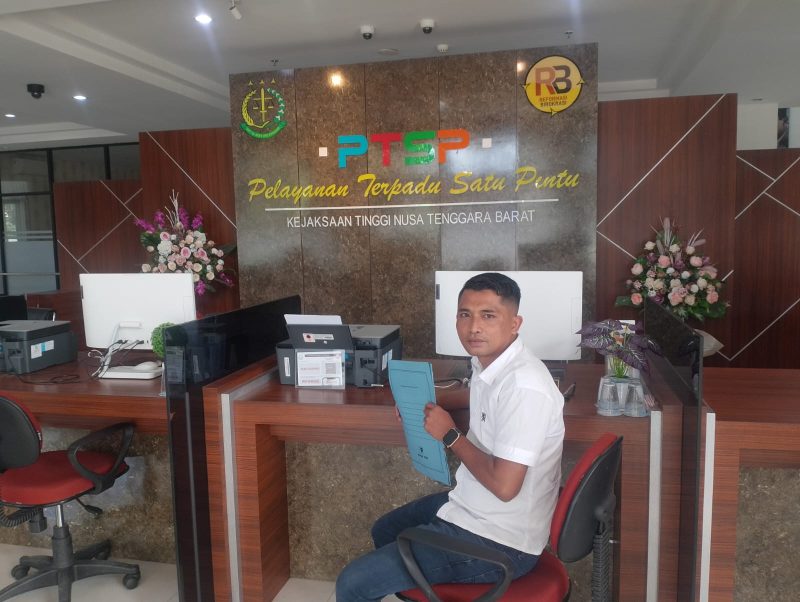 Seorang pelapor dari Forum Rakyat NTB menyerahkan dokumen resmi ke Pelayanan Terpadu Satu Pintu (PTSP) Kejati NTB terkait dugaan pemotongan bansos oleh oknum anggota DPRD. (Foto: Istimewa)