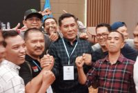 Momen kebersamaan penuh semangat saat Ahmad Ikliluddin (tengah) terpilih sebagai Ketua PWI NTB dalam Konferprov 2024. (Foto: Istimewa)