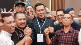 Momen kebersamaan penuh semangat saat Ahmad Ikliluddin (tengah) terpilih sebagai Ketua PWI NTB dalam Konferprov 2024. (Foto: Istimewa)