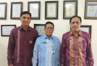 Kepala SMAN 1 Narmada, Hilwani (tengah), didampingi Ketua Komite H. L. M. Supriadi (kanan) dan Sekretaris Komite L. Satrya Adriansyah (kiri), menyampaikan klarifikasi resmi atas somasi ALARAM-NTB pada Kamis (7/8/2025). (Foto: Istimewa)
