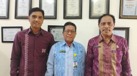 Kepala SMAN 1 Narmada, Hilwani (tengah), didampingi Ketua Komite H. L. M. Supriadi (kanan) dan Sekretaris Komite L. Satrya Adriansyah (kiri), menyampaikan klarifikasi resmi atas somasi ALARAM-NTB pada Kamis (7/8/2025). (Foto: Istimewa)