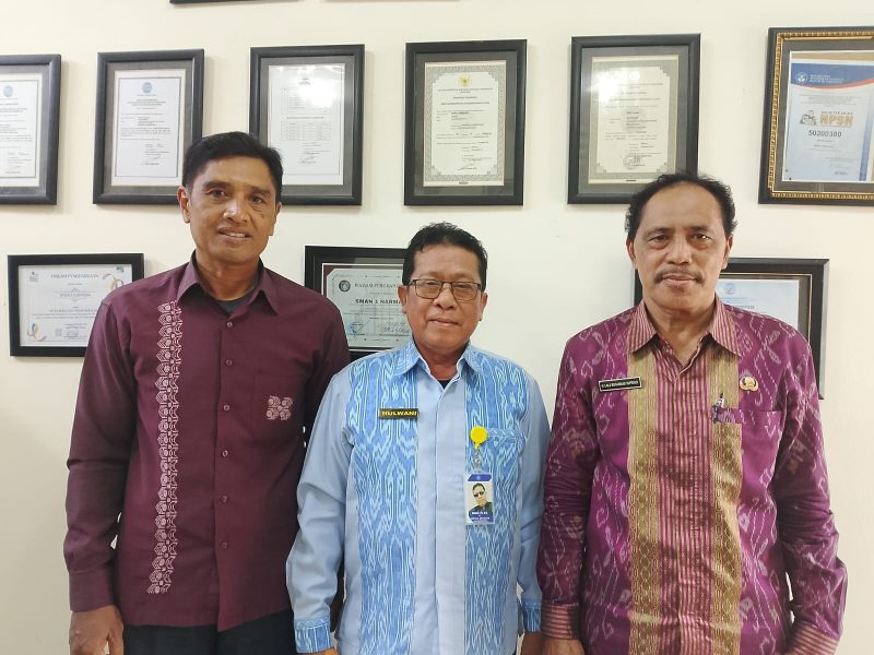 Kepala SMAN 1 Narmada, Hilwani (tengah), didampingi Ketua Komite H. L. M. Supriadi (kanan) dan Sekretaris Komite L. Satrya Adriansyah (kiri), menyampaikan klarifikasi resmi atas somasi ALARAM-NTB pada Kamis (7/8/2025). (Foto: Istimewa)