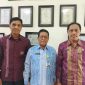 Kepala SMAN 1 Narmada, Hilwani (tengah), didampingi Ketua Komite H. L. M. Supriadi (kanan) dan Sekretaris Komite L. Satrya Adriansyah (kiri), menyampaikan klarifikasi resmi atas somasi ALARAM-NTB pada Kamis (7/8/2025). (Foto: Istimewa)