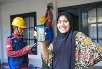 Senyum pelanggan PLN di NTB berkat layanan cepat dan andal yang didukung kerja keras teknisi Liga Yantek di lapangan. (Foto: Dok. PLN)
