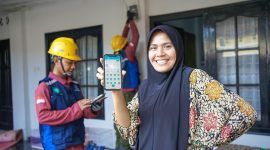 Senyum pelanggan PLN di NTB berkat layanan cepat dan andal yang didukung kerja keras teknisi Liga Yantek di lapangan. (Foto: Dok. PLN)