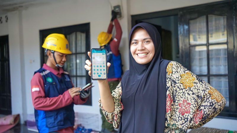 Senyum pelanggan PLN di NTB berkat layanan cepat dan andal yang didukung kerja keras teknisi Liga Yantek di lapangan. (Foto: Dok. PLN)