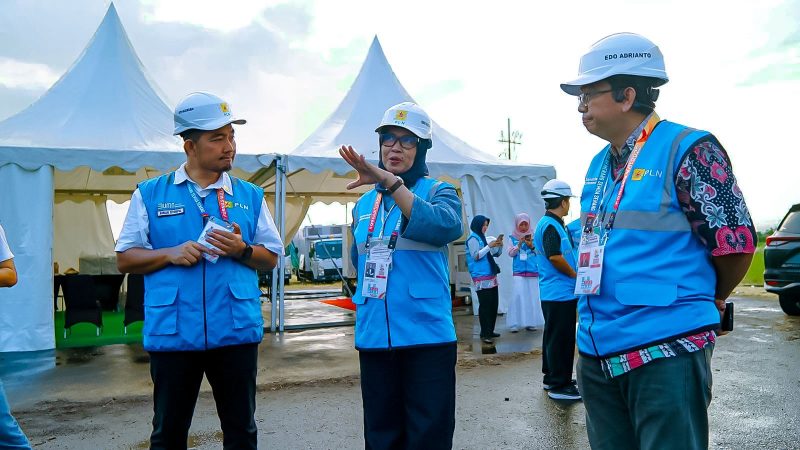 General Manager PLN UIW NTB, Sri Heny Purwanti, memimpin langsung koordinasi lapangan untuk memastikan keandalan listrik pada penutupan FORNAS VIII NTB 2025. (Foto: Dok. PLN)