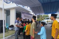 Aksi sosial PLN UIW NTB: berbagi sembako untuk dhuafa dan anak yatim sebagai wujud kepedulian di Hari Pelanggan Nasional. (Foto: Dok. PLN)