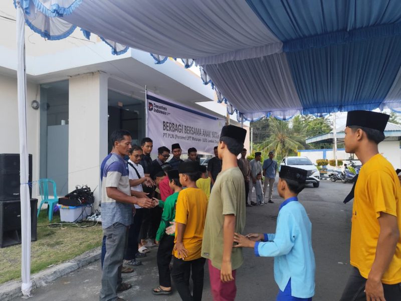 Aksi sosial PLN UIW NTB: berbagi sembako untuk dhuafa dan anak yatim sebagai wujud kepedulian di Hari Pelanggan Nasional. (Foto: Dok. PLN)