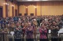 Peserta deklarasi bersama anti-TPPO kompak melakukan simbol sikap menolak penempatan ilegal PMI dalam acara Launching Desa Migran Emas di Mataram. (Foto: Istimewa)