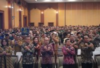 Peserta deklarasi bersama anti-TPPO kompak melakukan simbol sikap menolak penempatan ilegal PMI dalam acara Launching Desa Migran Emas di Mataram. (Foto: Istimewa)