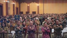 Peserta deklarasi bersama anti-TPPO kompak melakukan simbol sikap menolak penempatan ilegal PMI dalam acara Launching Desa Migran Emas di Mataram. (Foto: Istimewa)