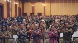 Peserta deklarasi bersama anti-TPPO kompak melakukan simbol sikap menolak penempatan ilegal PMI dalam acara Launching Desa Migran Emas di Mataram. (Foto: Istimewa)