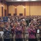 Peserta deklarasi bersama anti-TPPO kompak melakukan simbol sikap menolak penempatan ilegal PMI dalam acara Launching Desa Migran Emas di Mataram. (Foto: Istimewa)