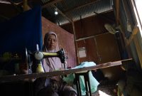 Listrik hadir, usaha kecil kembali bergairah: warga prasejahtera kini bisa menjahit dengan penerangan yang memadai. (Foto: Dok. PLN)