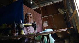 Listrik hadir, usaha kecil kembali bergairah: warga prasejahtera kini bisa menjahit dengan penerangan yang memadai. (Foto: Dok. PLN)
