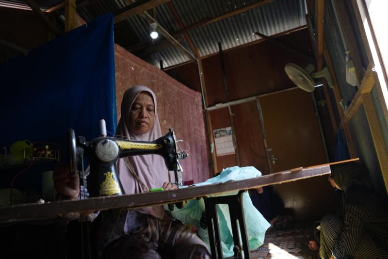 Listrik hadir, usaha kecil kembali bergairah: warga prasejahtera kini bisa menjahit dengan penerangan yang memadai. (Foto: Dok. PLN)