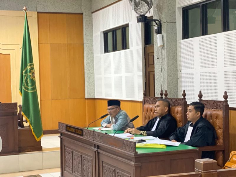 Tim penasihat hukum Rosiady Sayuti saat mengikuti jalannya persidangan di Pengadilan Tipikor Mataram. (Foto: Istimewa)