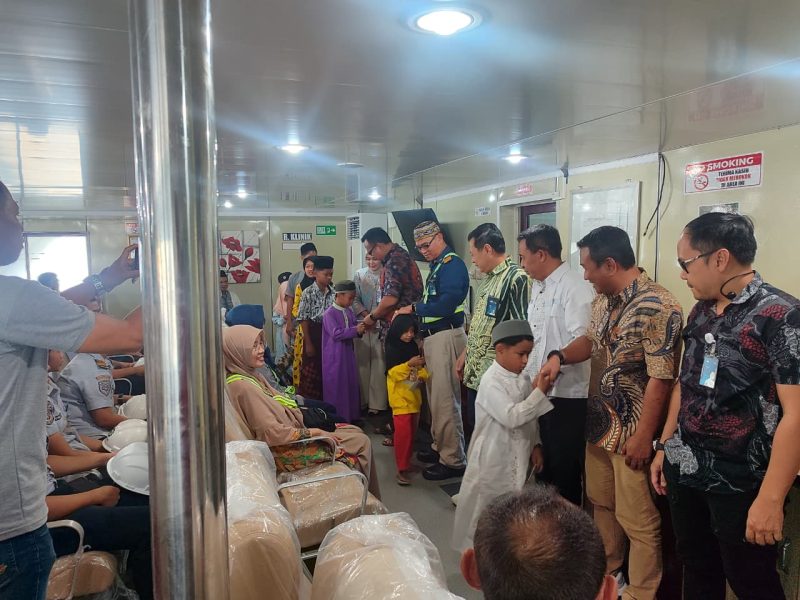 Manajemen ASDP Lembar berbagi kebahagiaan dengan anak yatim dalam acara syukuran selesainya docking KMP Roditha, Kamis (11/9/2025). (Foto: Istimewa)