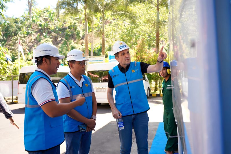Delegasi Balkan kagumi mikrohidro Lombok. PLN UIW NTB tunjukkan potensi energi hijau NTB, buka peluang kolaborasi investasi & riset global. (Foto: Dok. PLN)