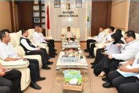 Bupati Lombok Timur H. Haerul Warisin bersama tim Ditjen Imigrasi membahas rencana pembangunan Kantor Imigrasi Kelas II di Selong. (Foto: Istimewa)