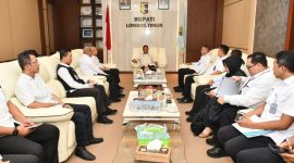 Bupati Lombok Timur H. Haerul Warisin bersama tim Ditjen Imigrasi membahas rencana pembangunan Kantor Imigrasi Kelas II di Selong. (Foto: Istimewa)