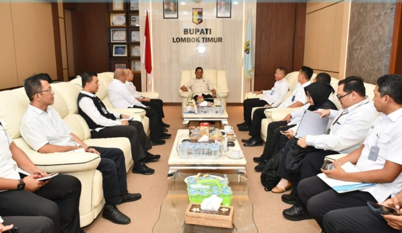 Bupati Lombok Timur H. Haerul Warisin bersama tim Ditjen Imigrasi membahas rencana pembangunan Kantor Imigrasi Kelas II di Selong. (Foto: Istimewa)