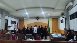Suasana sidang ke-20 kasus NCC di PN Tipikor Mataram saat penasihat hukum dan JPU berdebat di hadapan majelis hakim. (Foto: Istimewa)
