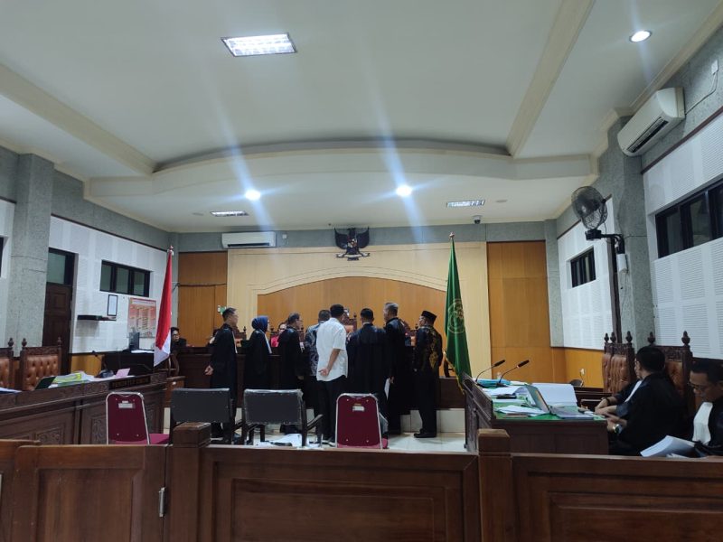 Suasana sidang ke-20 kasus NCC di PN Tipikor Mataram saat penasihat hukum dan JPU berdebat di hadapan majelis hakim. (Foto: Istimewa)
