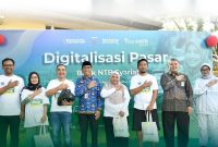 Direksi Bank NTB Syariah bersama jajaran dan perwakilan Pemkot Mataram dalam peresmian Program Digitalisasi Pasar. (Foto: Dok. PLN)