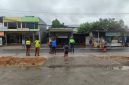 Pekerjaan pengaspalan Jalan Terong Tawah di Labuapi, Lombok Barat, yang dikerjakan dengan anggaran Rp6,1 miliar. (Foto: Istimewa)