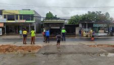 Pekerjaan pengaspalan Jalan Terong Tawah di Labuapi, Lombok Barat, yang dikerjakan dengan anggaran Rp6,1 miliar. (Foto: Istimewa)