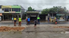 Pekerjaan pengaspalan Jalan Terong Tawah di Labuapi, Lombok Barat, yang dikerjakan dengan anggaran Rp6,1 miliar. (Foto: Istimewa)