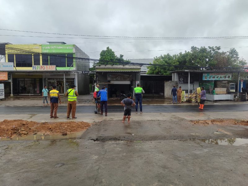 Pekerjaan pengaspalan Jalan Terong Tawah di Labuapi, Lombok Barat, yang dikerjakan dengan anggaran Rp6,1 miliar. (Foto: Istimewa)