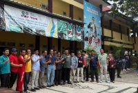 Rombongan Wakil Ketua DPR RI Komisi X bersama jajaran guru SMAN 1 Narmada berfoto bersama usai kunjungan apresiasi bakat dan potensi peserta didik, Minggu (7/9/2025). (Foto: Istimewa)