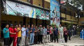 Rombongan Wakil Ketua DPR RI Komisi X bersama jajaran guru SMAN 1 Narmada berfoto bersama usai kunjungan apresiasi bakat dan potensi peserta didik, Minggu (7/9/2025). (Foto: Istimewa)