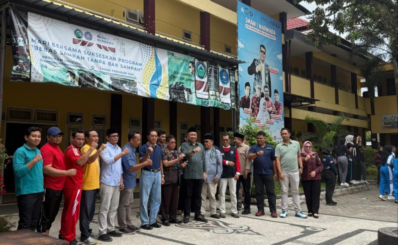 Rombongan Wakil Ketua DPR RI Komisi X bersama jajaran guru SMAN 1 Narmada berfoto bersama usai kunjungan apresiasi bakat dan potensi peserta didik, Minggu (7/9/2025). (Foto: Istimewa)